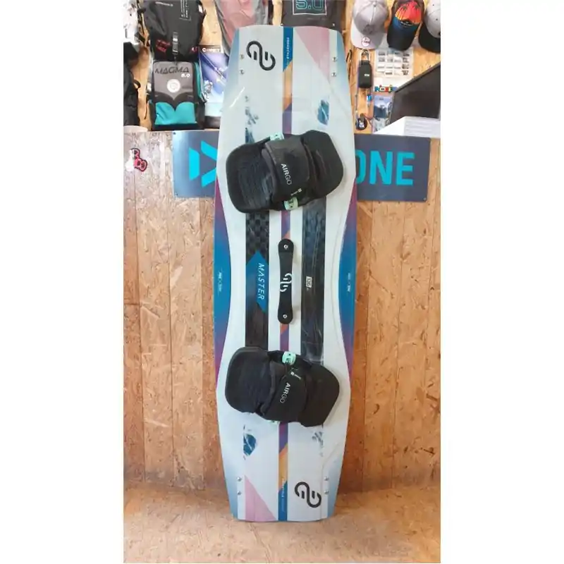 Eleveight MASTER V6 TEST Kiteboard 136cm + BINDUNG Bestseller