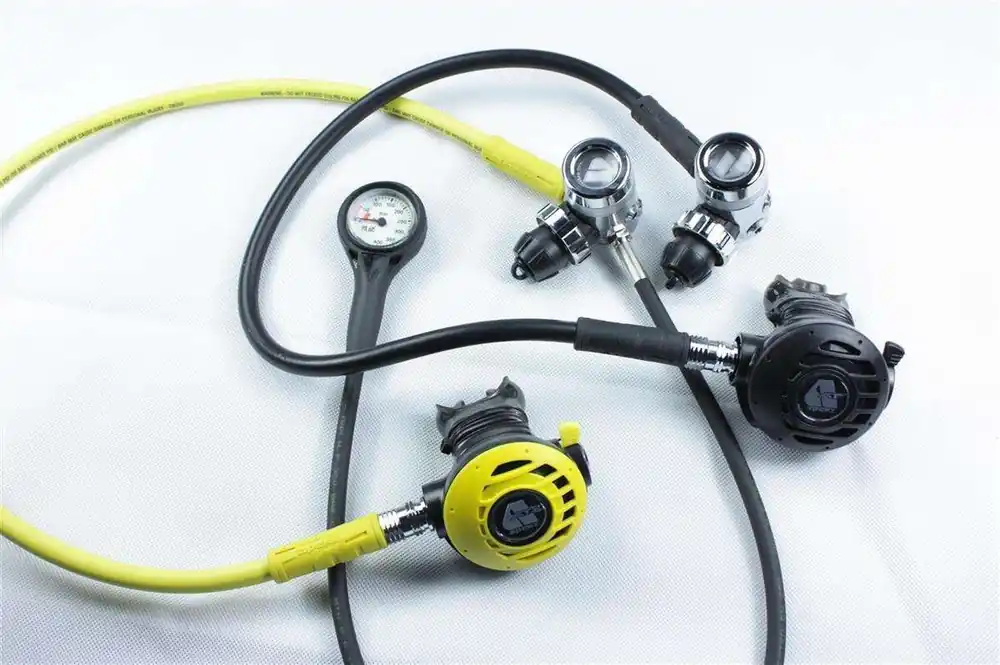 Apeks ATX 40 - DS 4 Vorteilset Kaltwasser Atemregler-Set mit 2 Ersten Stufen,Oktopus und Finimeter Saisonangebot